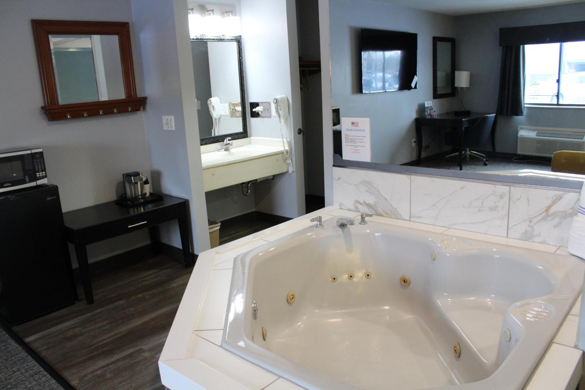 American Inn And Suites Ionia Екстериор снимка