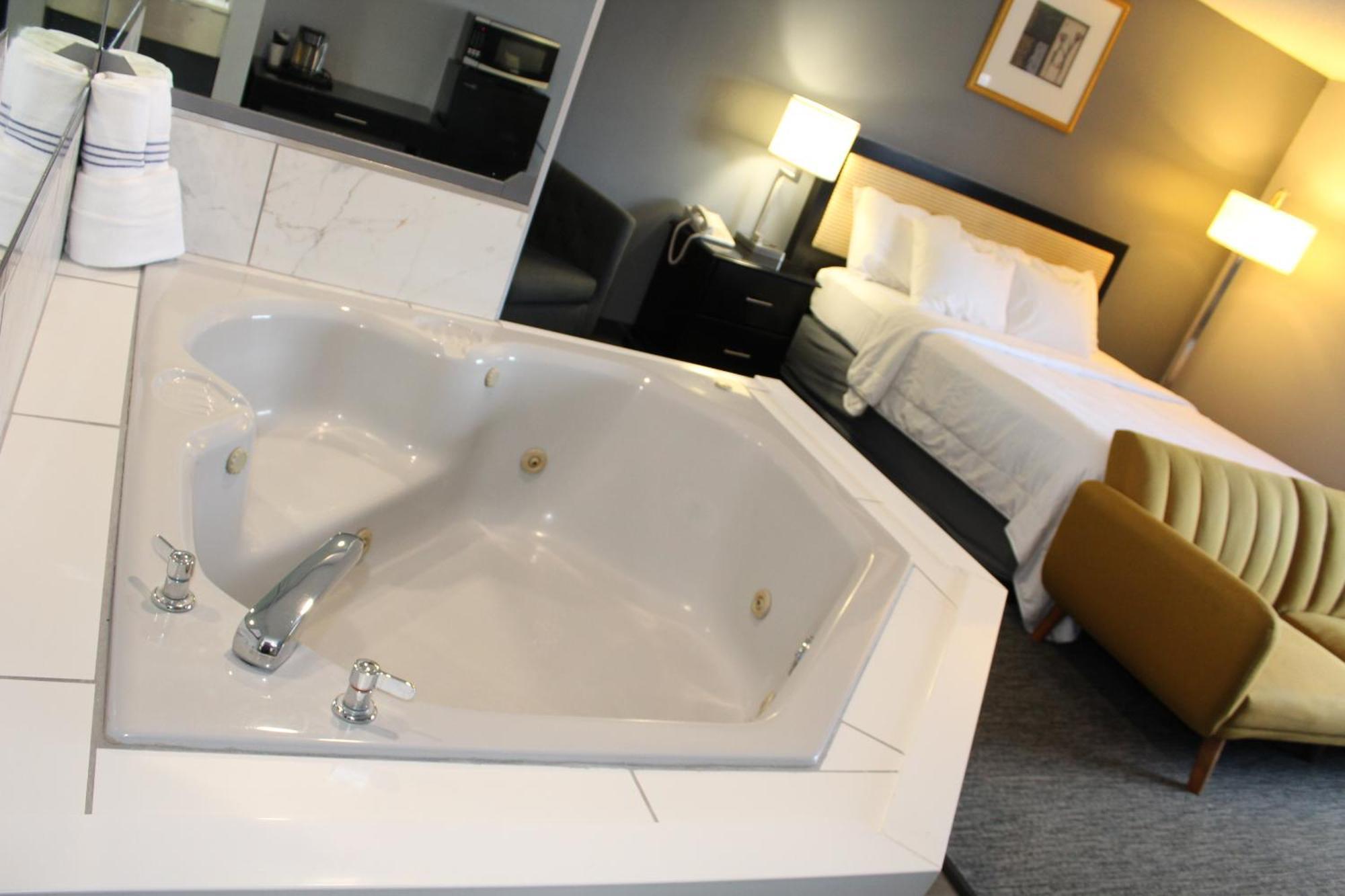 American Inn And Suites Ionia Екстериор снимка