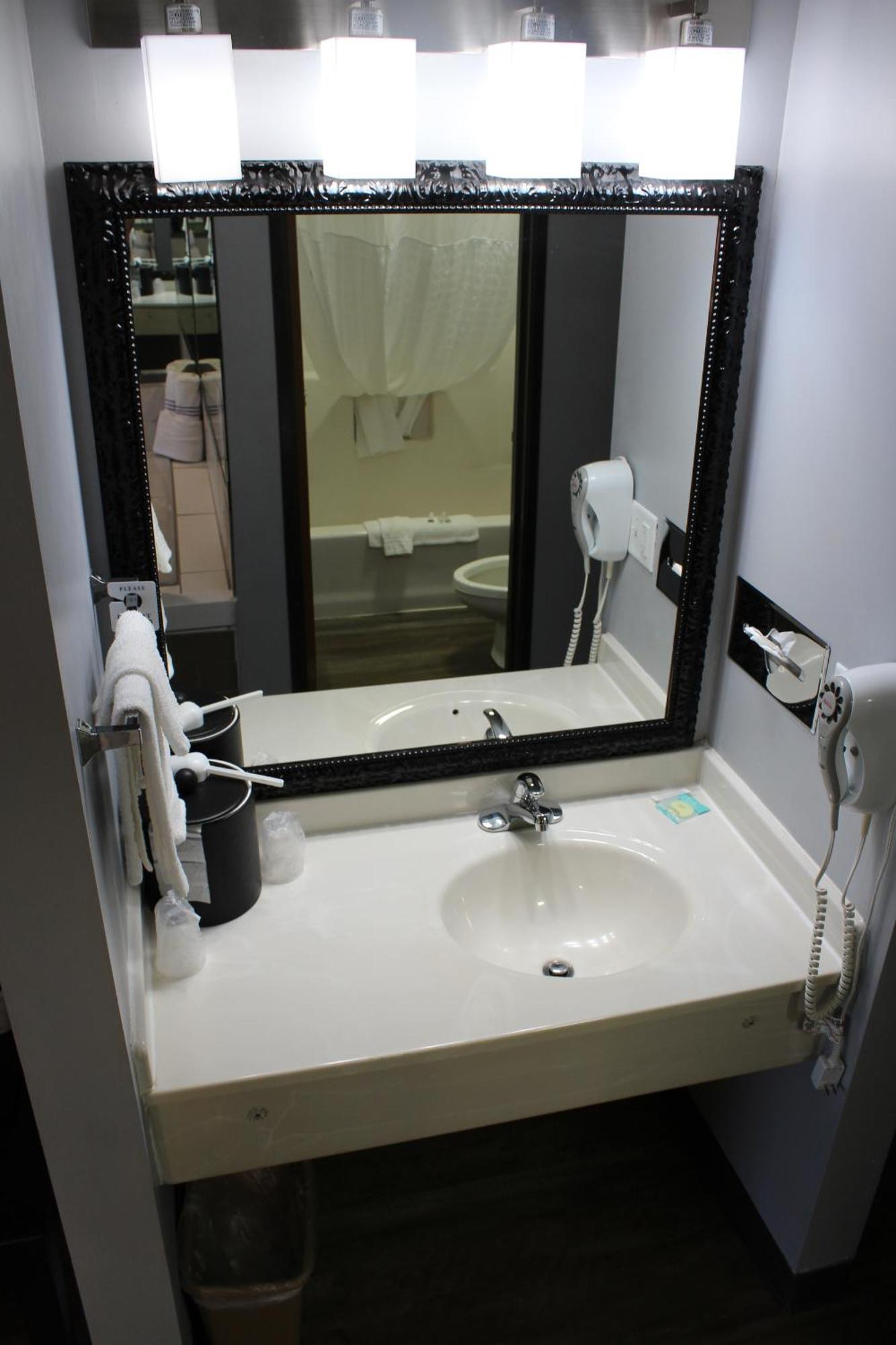 American Inn And Suites Ionia Екстериор снимка