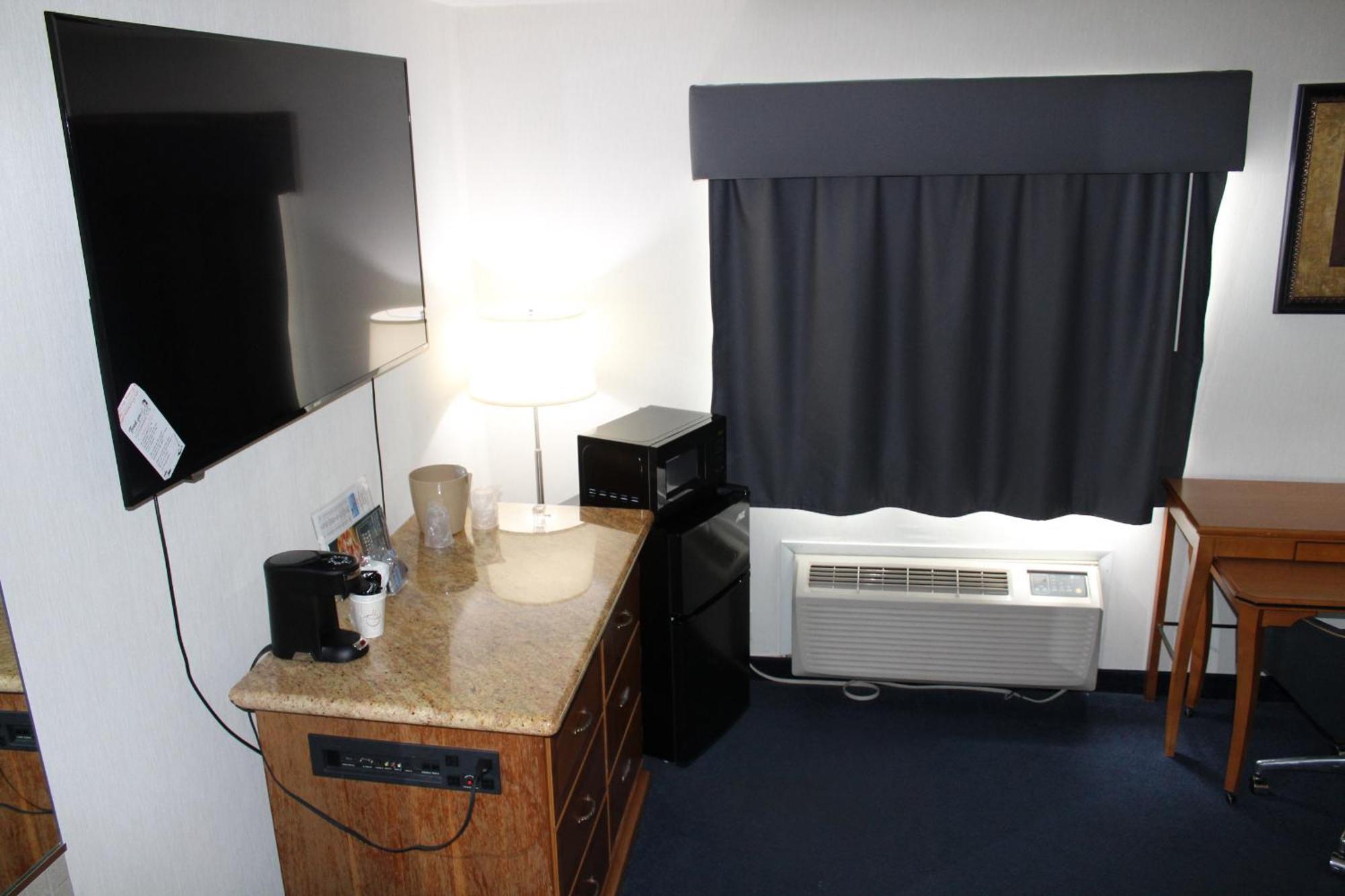 American Inn And Suites Ionia Екстериор снимка