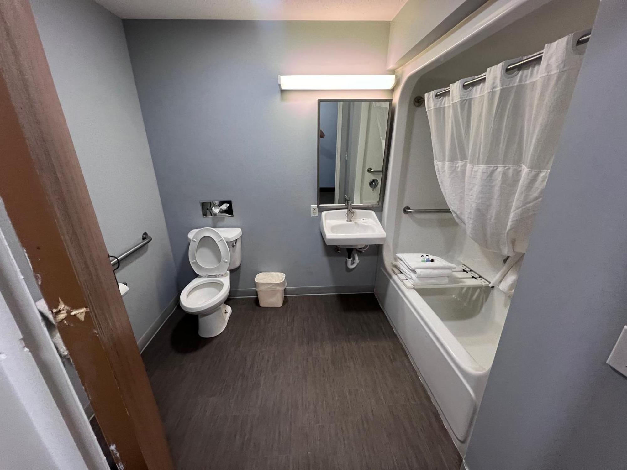 American Inn And Suites Ionia Екстериор снимка