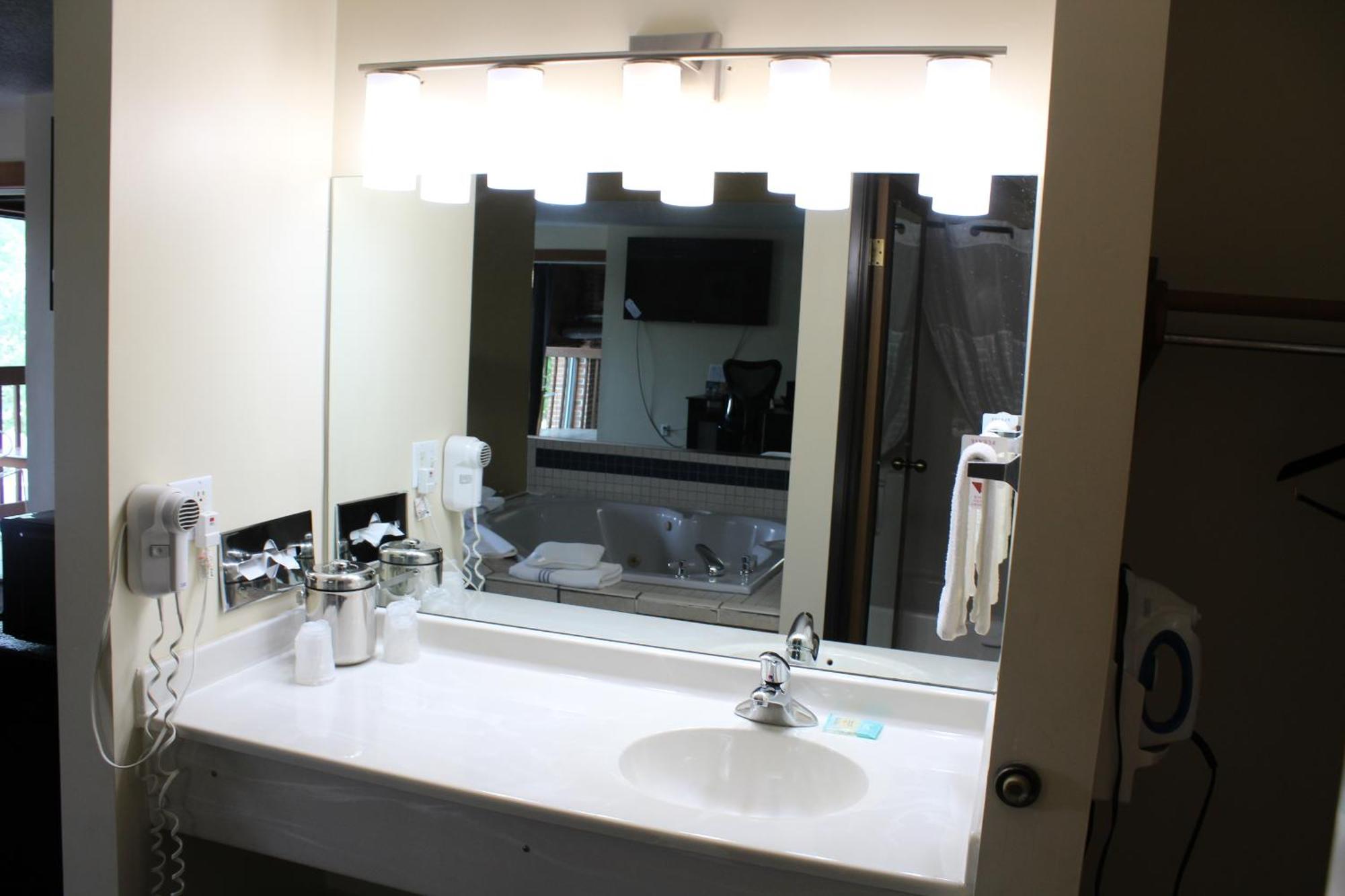 American Inn And Suites Ionia Екстериор снимка