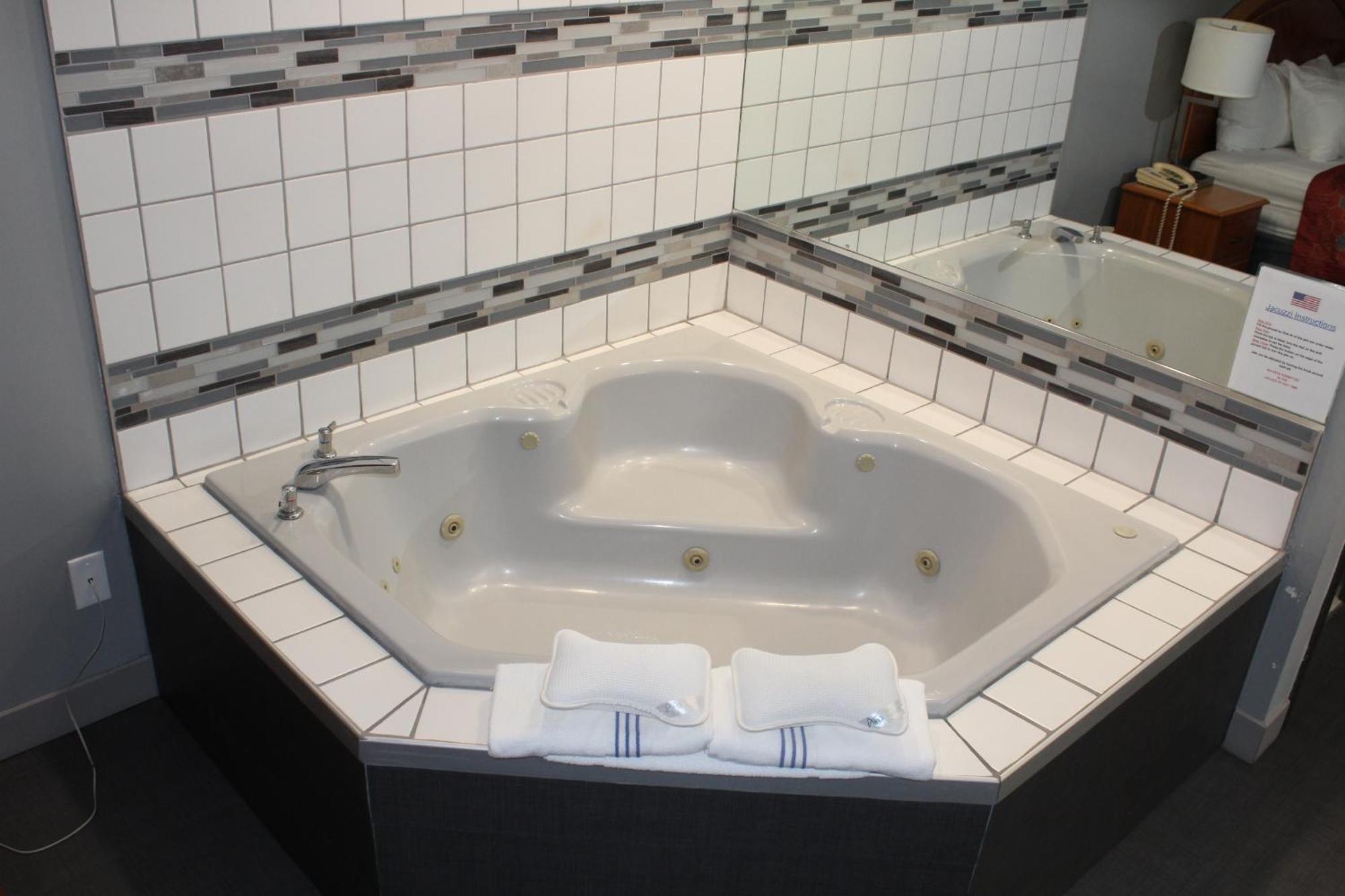 American Inn And Suites Ionia Екстериор снимка